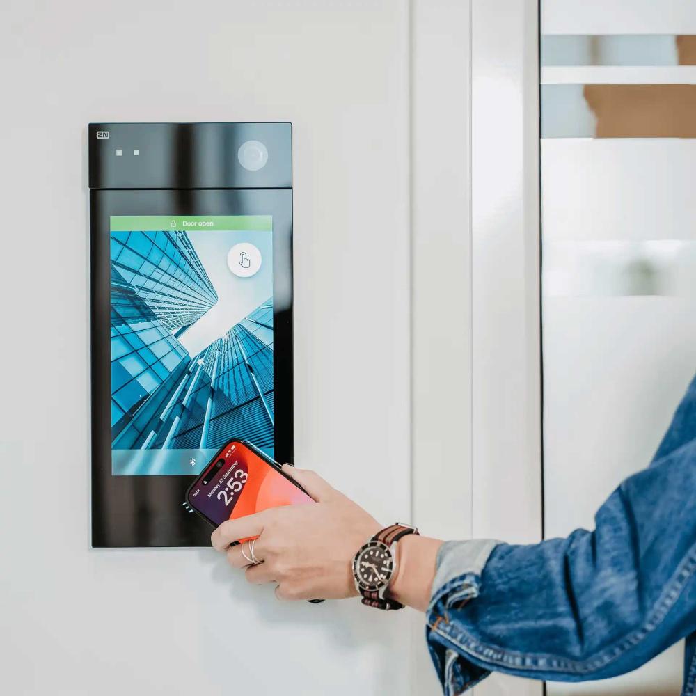 Sunlight readable displays for access control