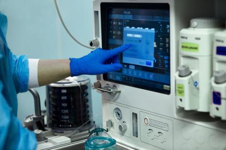 responsive medical touchscreen using gloves